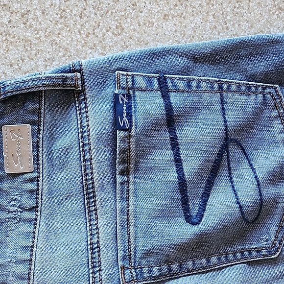 Seven7 Sunset Bermuda Fray Hem Jean Shorts Size 12 - Picture 5 of 13